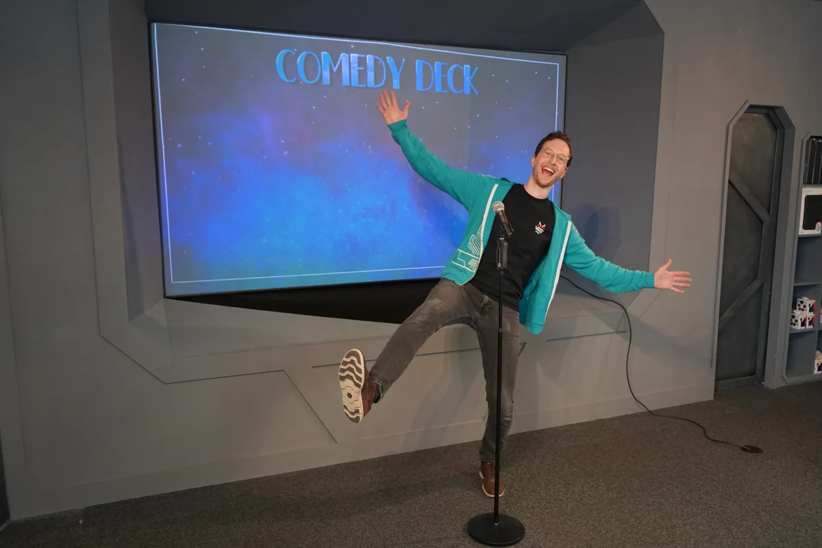 Pavel Zborovsky aus Dübendorf bezeichnet sich selber als Nerd. Er organisiert im Two Moons Comedy.