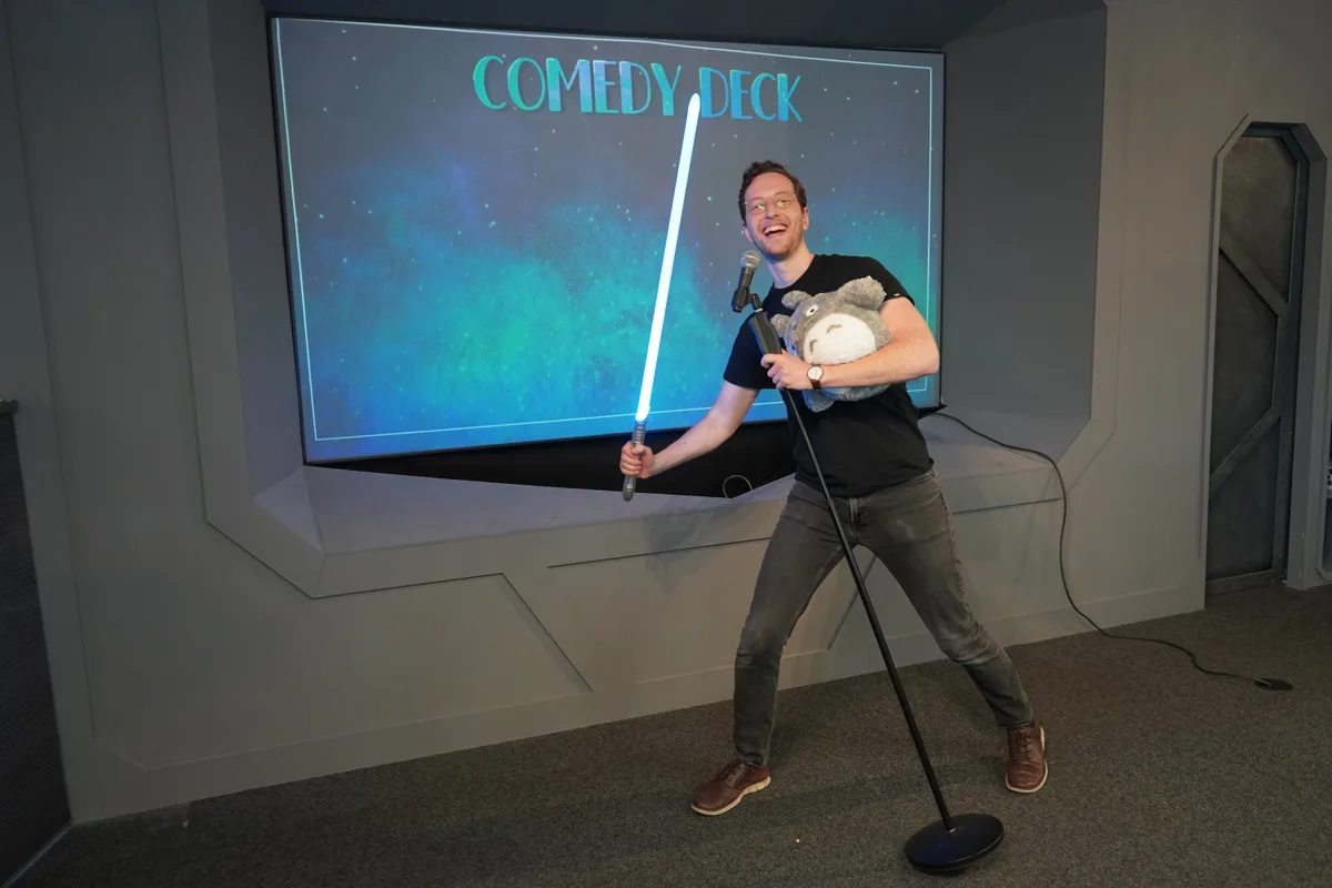 Pavel Zborovsky aus Dübendorf bezeichnet sich selber als Nerd. Er organisiert im Two Moons Comedy.