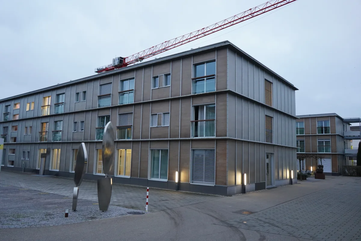 Das Alterszentrum in Fällanden mit einem Kran im Hintergrund.
