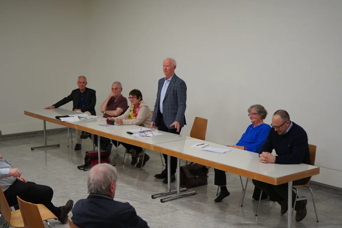 Am Podium im Fällander Gemeindesaal stritten die Teilnehmer über das Thema Ausgliederung des Alterszentrums Sunnetal zur AG.
(V.l. Tobias Diener, Heinz Rüegsegger, Maia Ernst, Huldrych Thomann, Dorothee Jaun, Martin Oeschger)