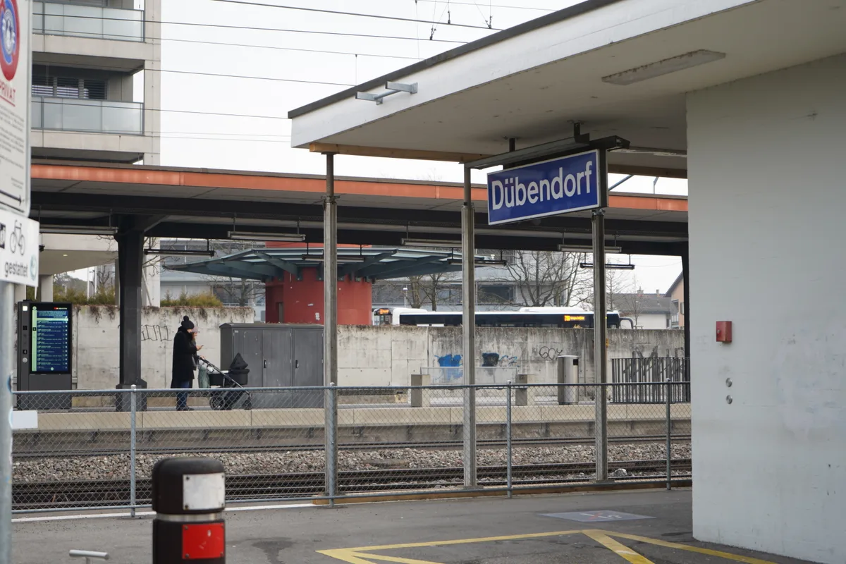 Die SBB wollen das Bahnhofsgebäude sanieren. Seit einiger Zeit stehen deswegen Deckenstützen unter dem Dach.