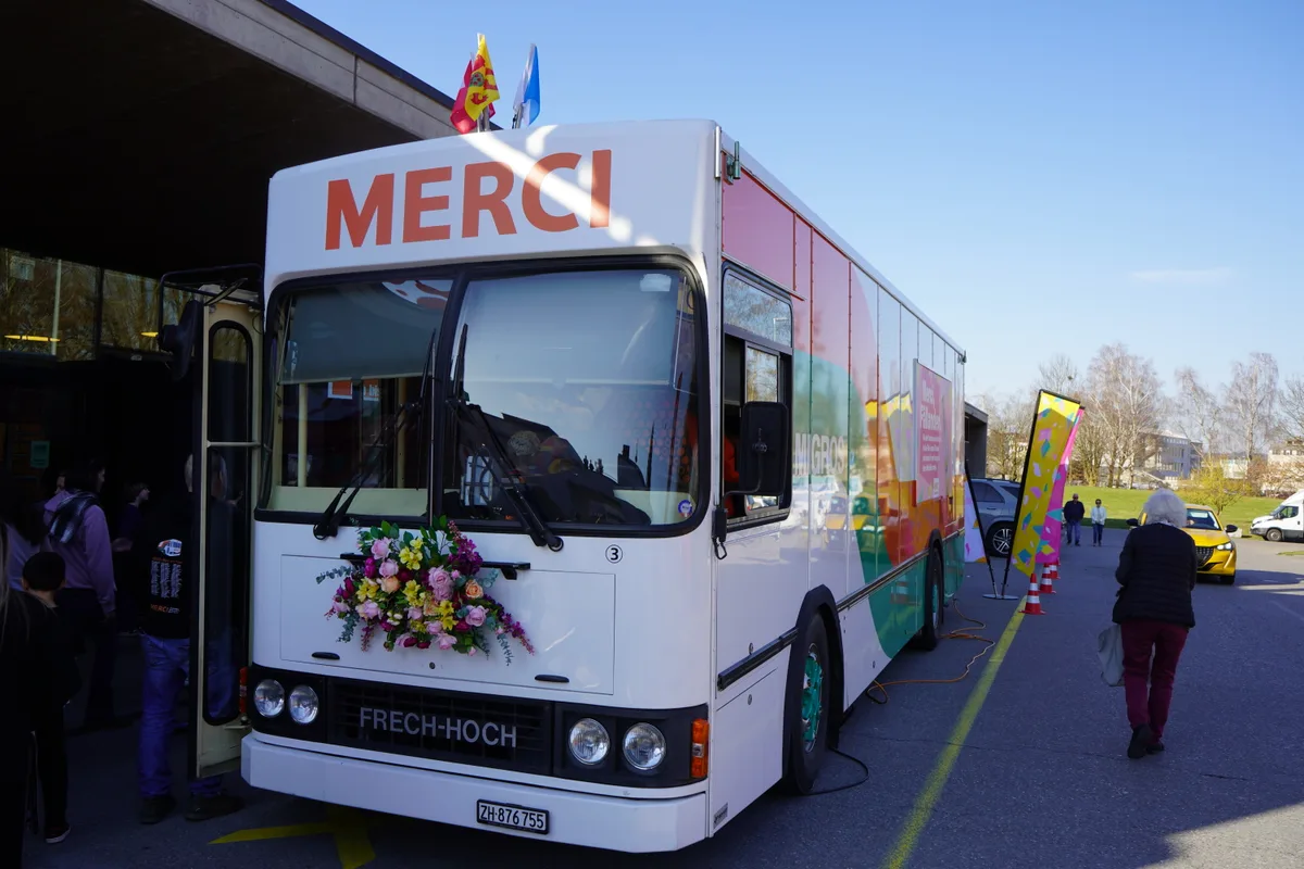 Der Migros-Bus tourte durch Fällanden, wo gratis Eistee verteilt wurde.