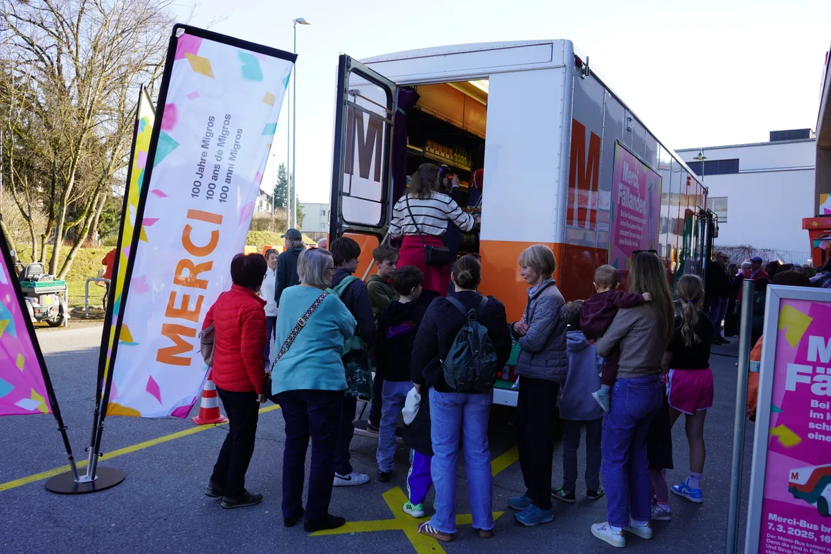 Der Migros-Bus tourte durch Fällanden, wo gratis Eistee verteilt wurde.