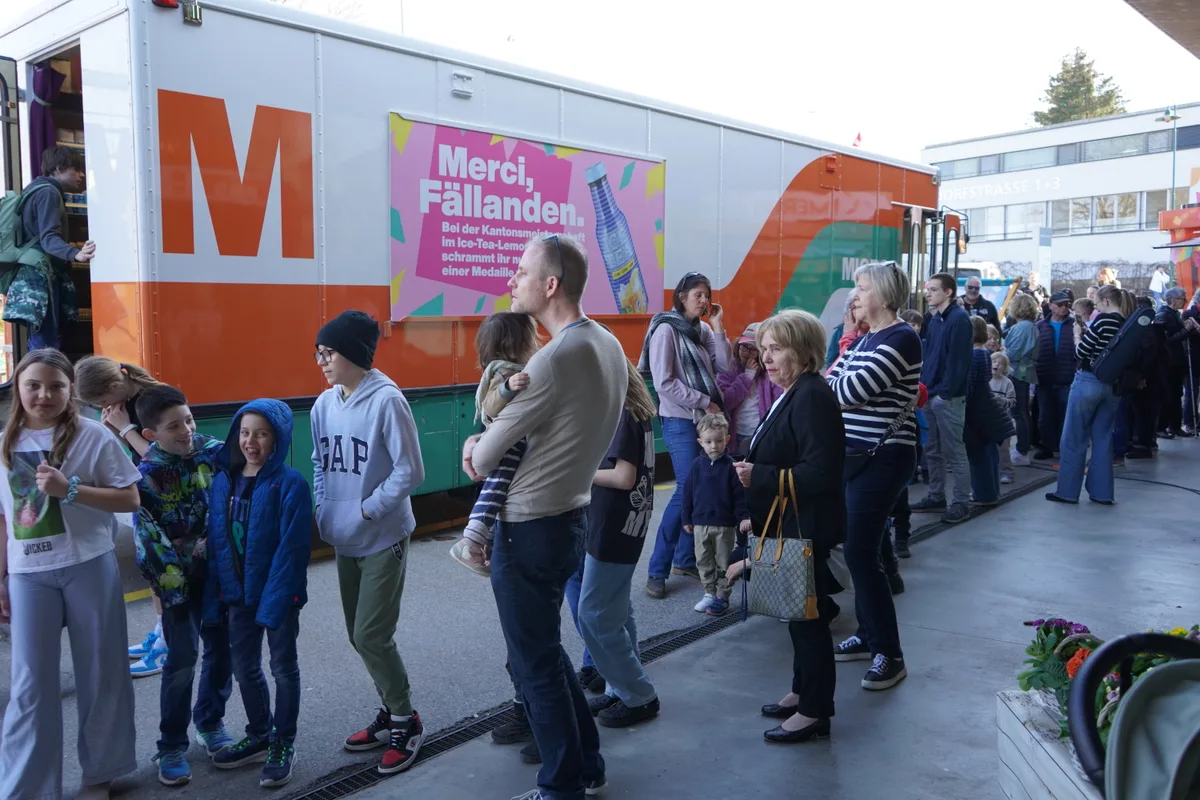 Der Migros-Bus tourte durch Fällanden, wo gratis Eistee verteilt wurde.