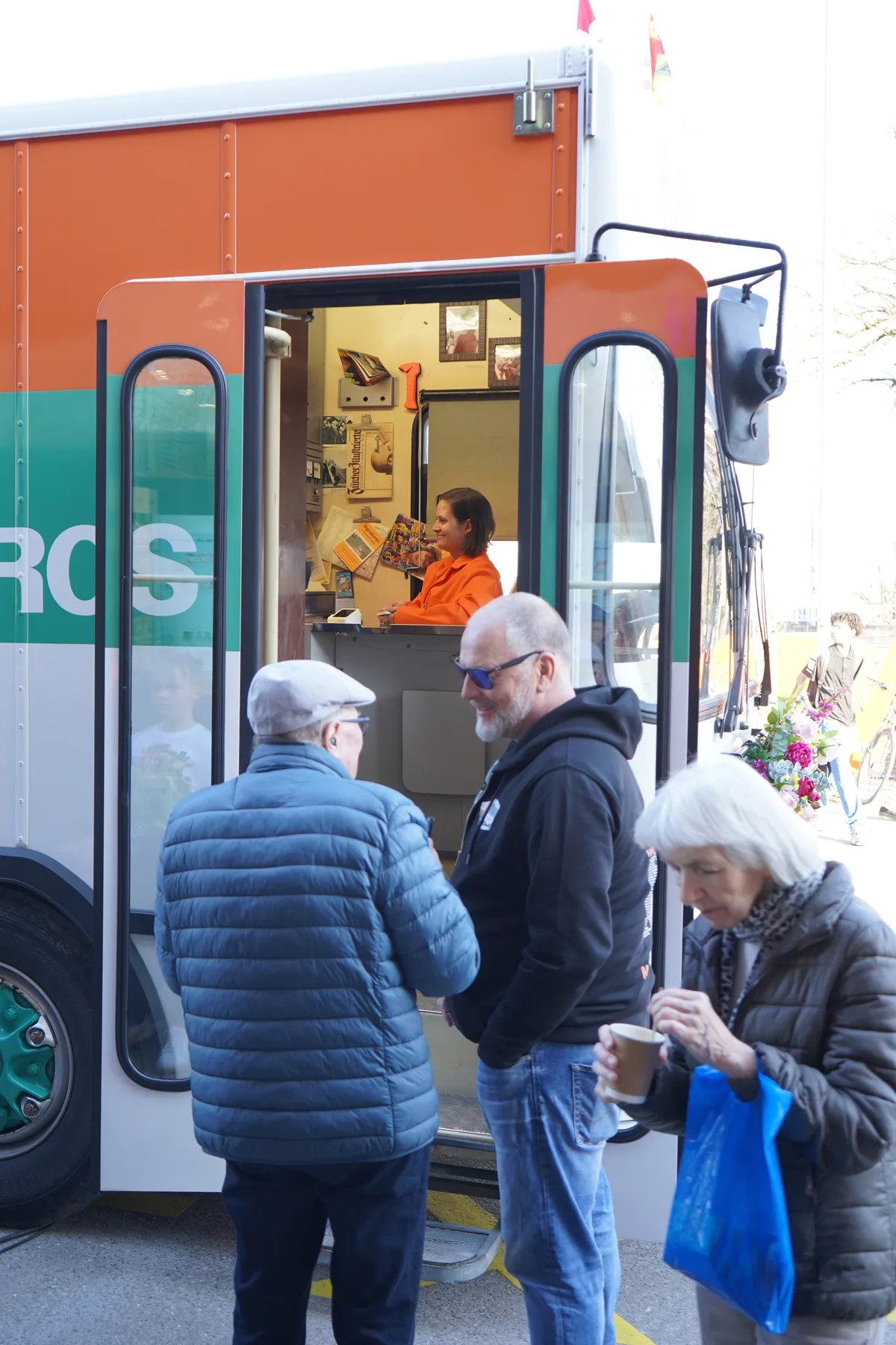 Der Migros-Bus tourte durch Fällanden, wo gratis Eistee verteilt wurde.