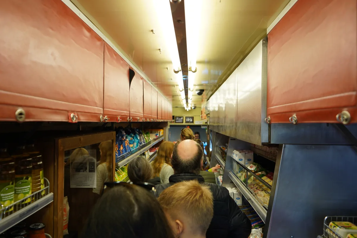 Der Migros-Bus tourte durch Fällanden, wo gratis Eistee verteilt wurde.
