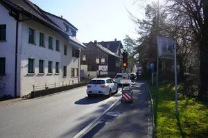24962912-2 Busbevorzugung auf der Dübendorfstrasse kurz vor dem Sternenkreisel. Der Testbetrieb läuft noch bis 6. April