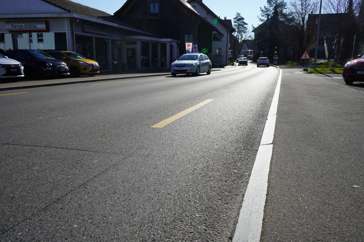 Aufnahme einer Strasse aus der Froschperspektive.