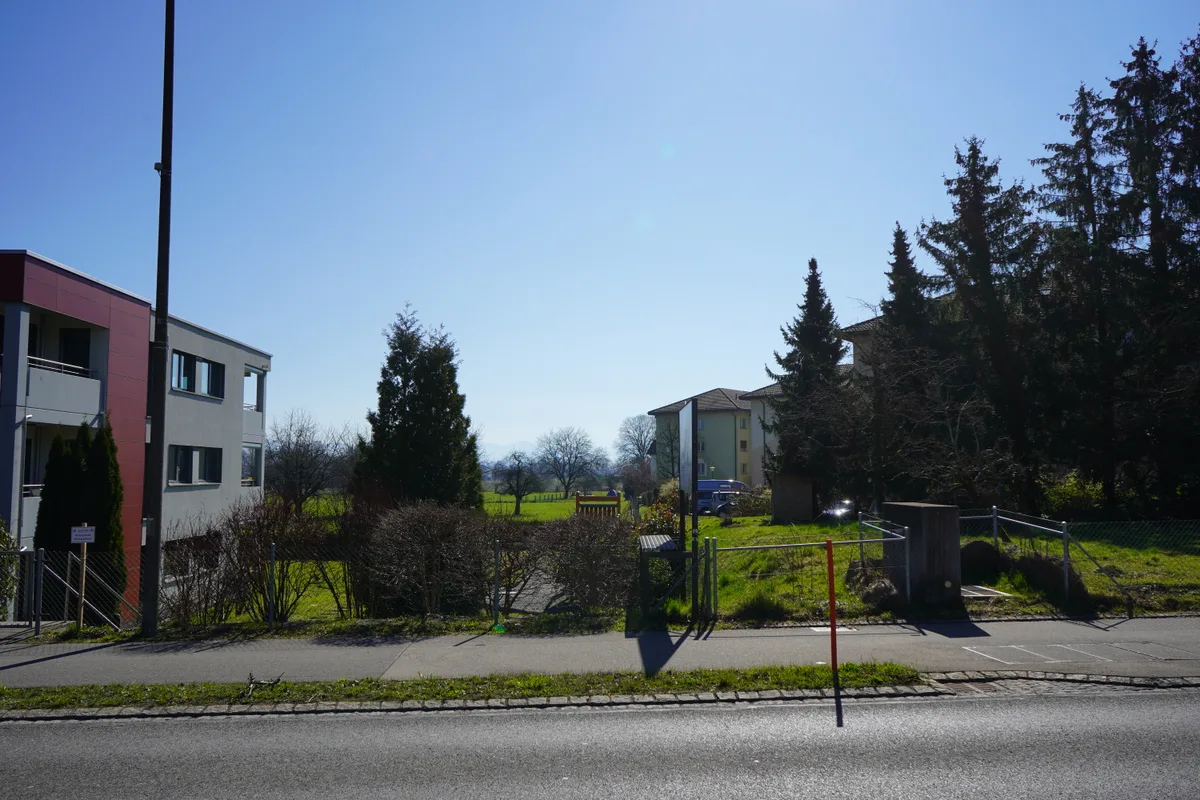Blick auf Wohngebäude am Siedlungsrand.