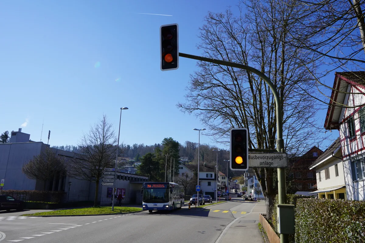 Busbevorzugung auf der Schwerzenbachstrasse.
