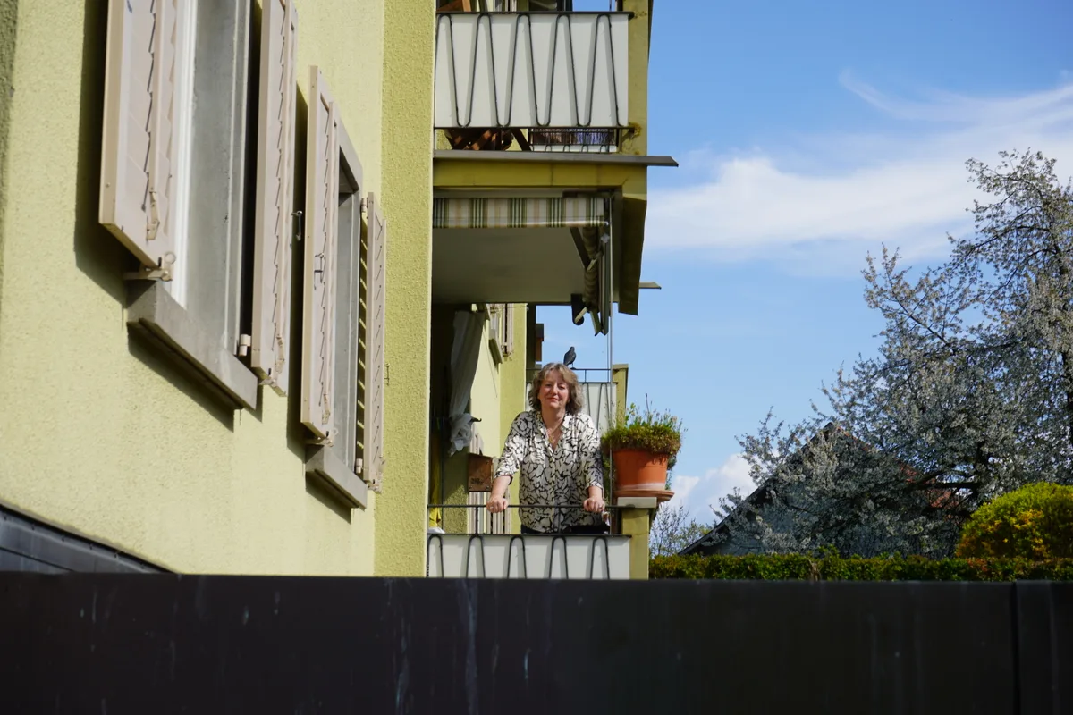 Eine Frau auf einem Balkon.