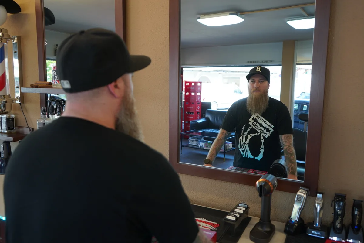 Der Dübendorfer Mundart-Rapper Brandstifter schreibt schon sein halbes Leben seine eigenen Reime. Sein neuestes Album heisst «Barbershop».