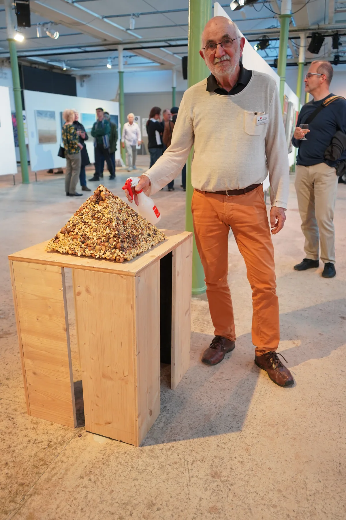 Ein Mann und eine Pyramide.