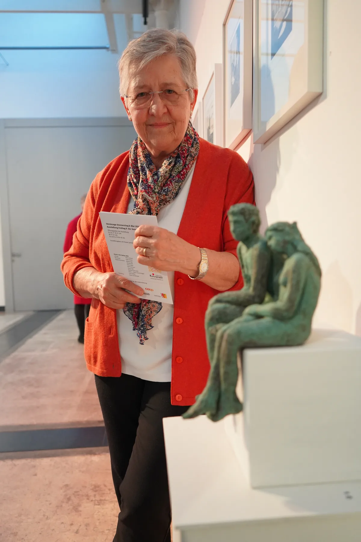 Eine Frau mit einer Skulptur.