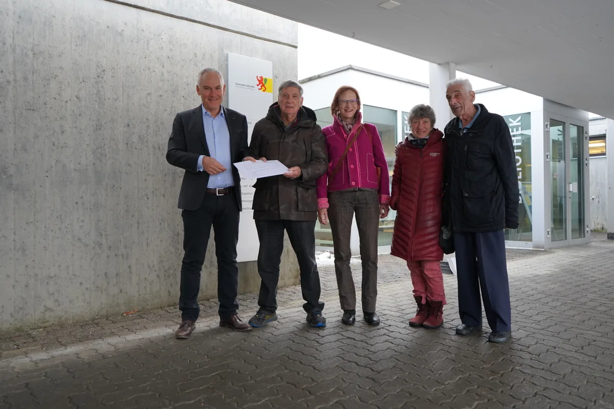 Eine Gruppe übergibt die Petition gegen das Kinderhospiz dem Fällander Gemeindepräsident. 
v.l. Tobias Diener (schwarzes Sack, hellblaues Hemd) Hansueli Gfeller,, Jacqueline Hochuli, Barbara Gross und
Hellmut Schwarzenbach
