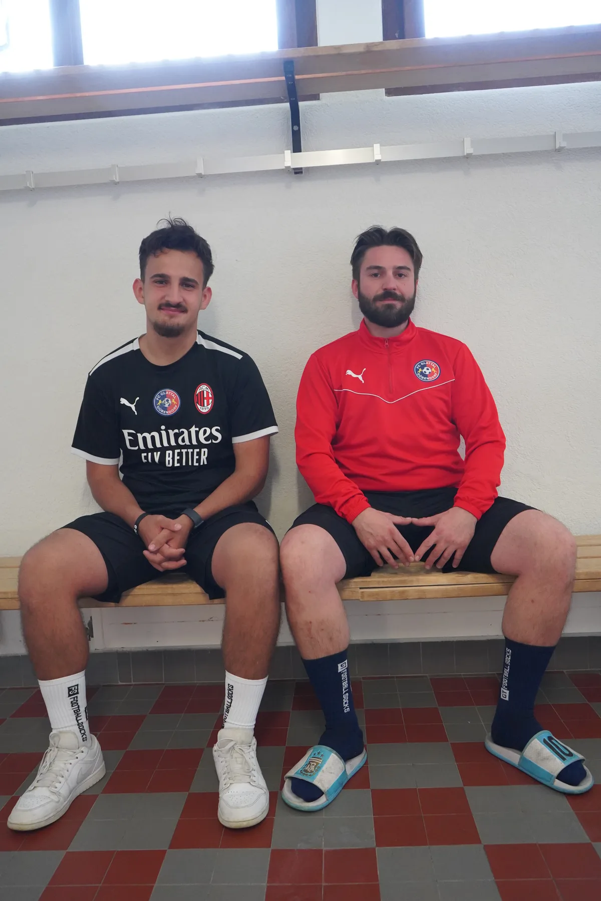 Zwei Männer in Fussballtrikots.
