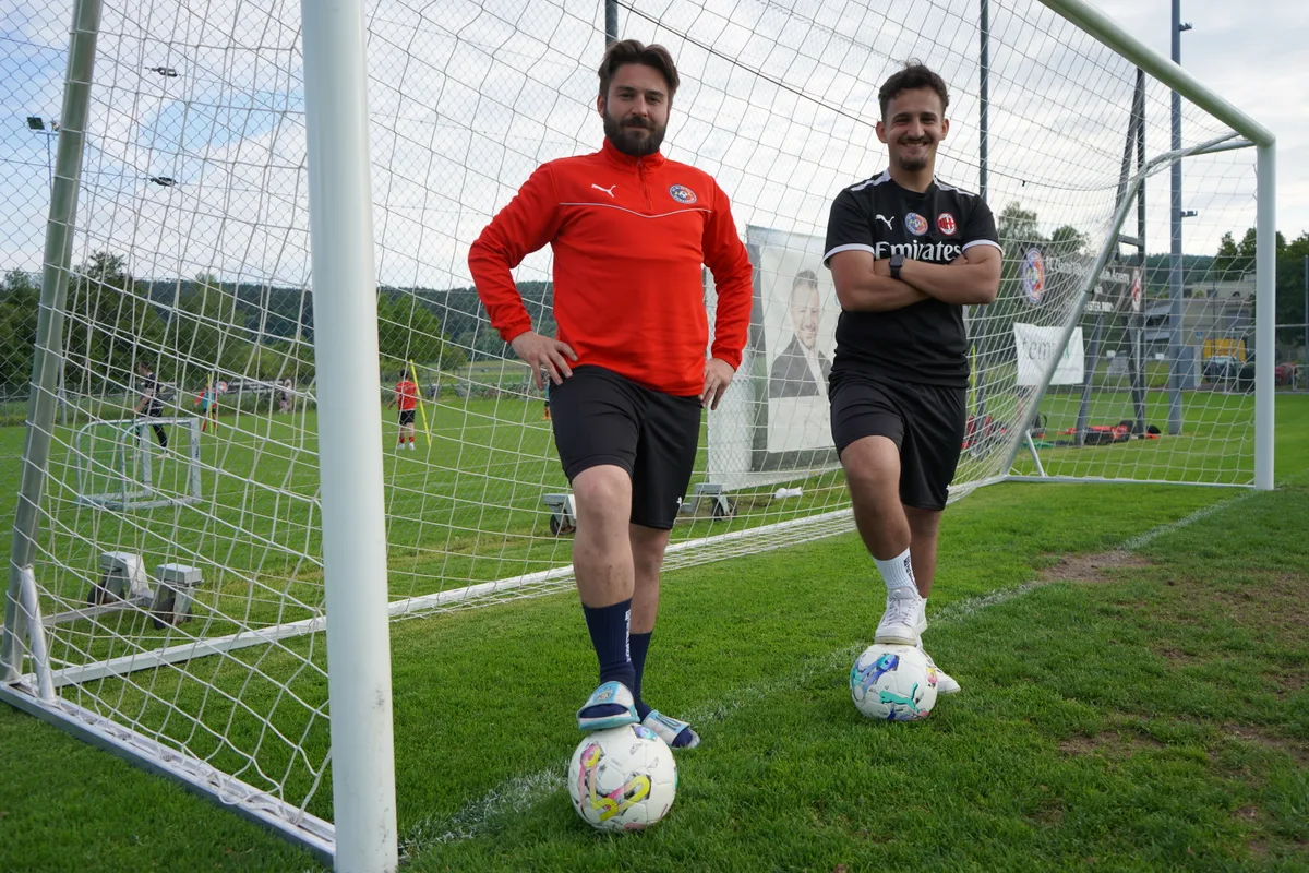 Marco Kienast (l.) und Sergio Cunha auf dem Sportplatz Buen in Dübendorf.