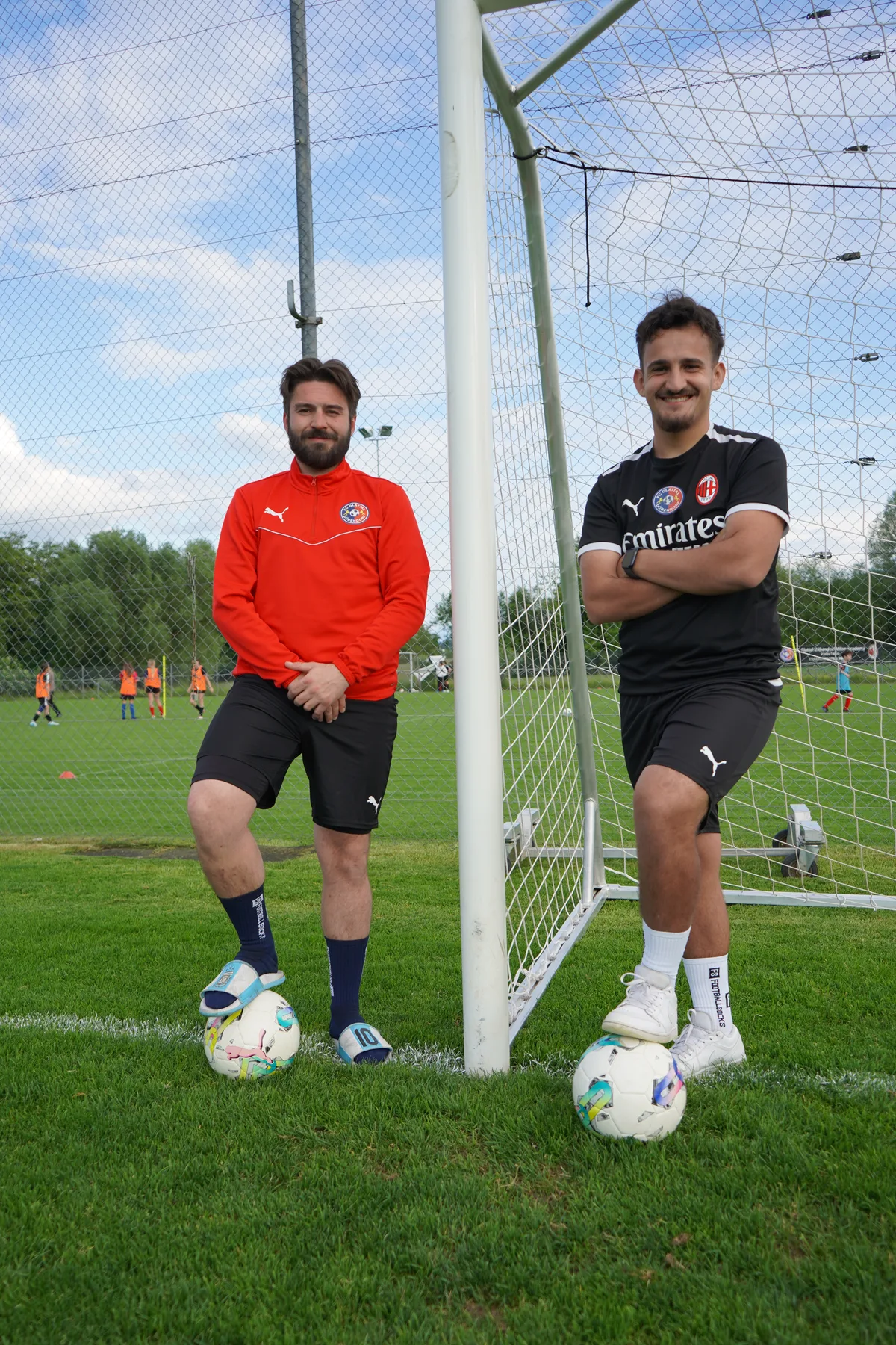 Zwei Männer in Fussballtrikots.