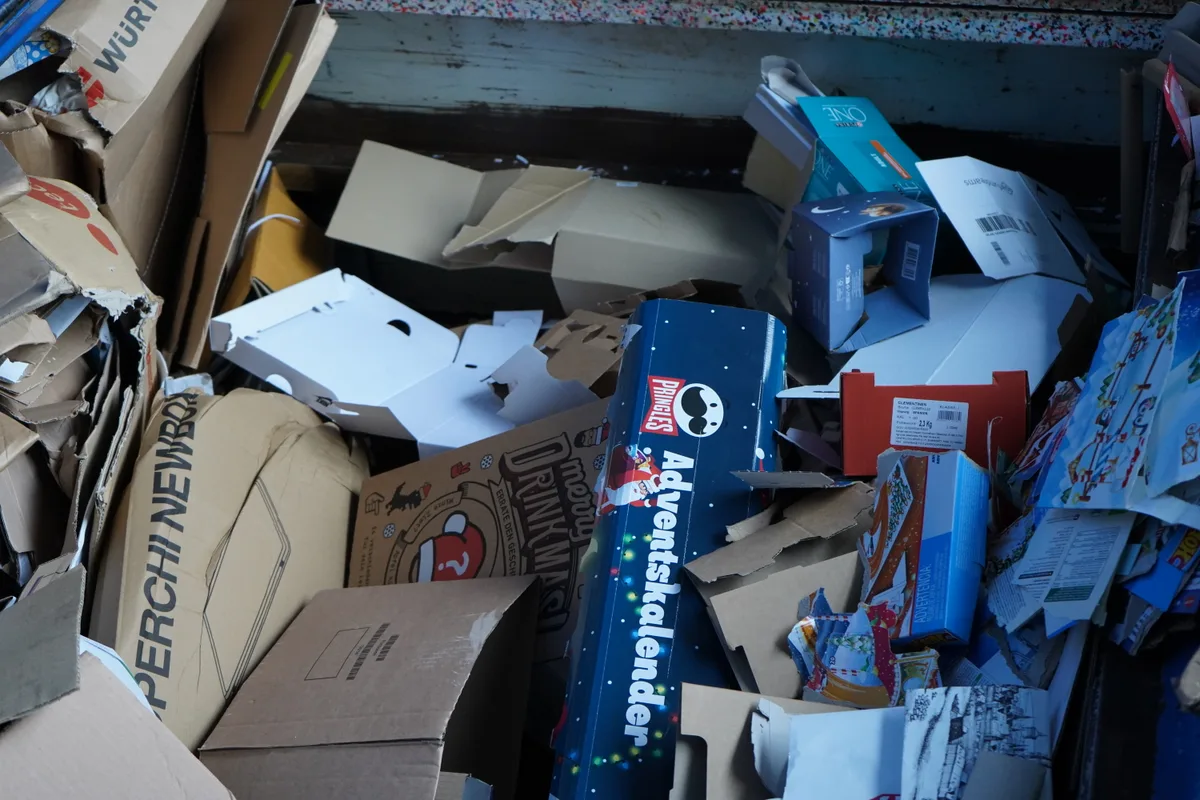 Kartonsammlung in der Hauptsammelstelle am 27.12.22. Was haben die Dübendorfer zu Weihnachten bekommen?