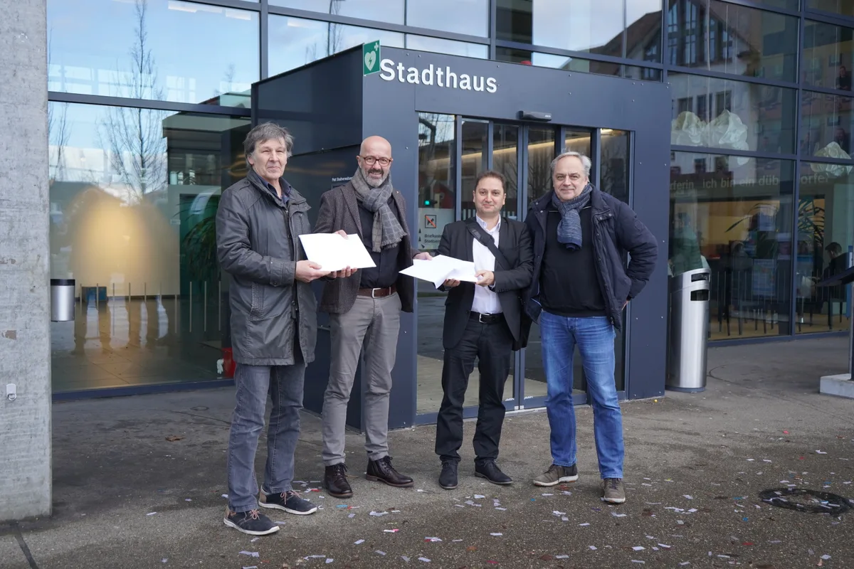 Komitee übergibt die Initiativen: Theo Zobrist, Stadtpräsident André Ingold, Patrick Jetzer, René Kuhlmann (v.l.) 9. Januar 2023 Stadthaus Dübendorf