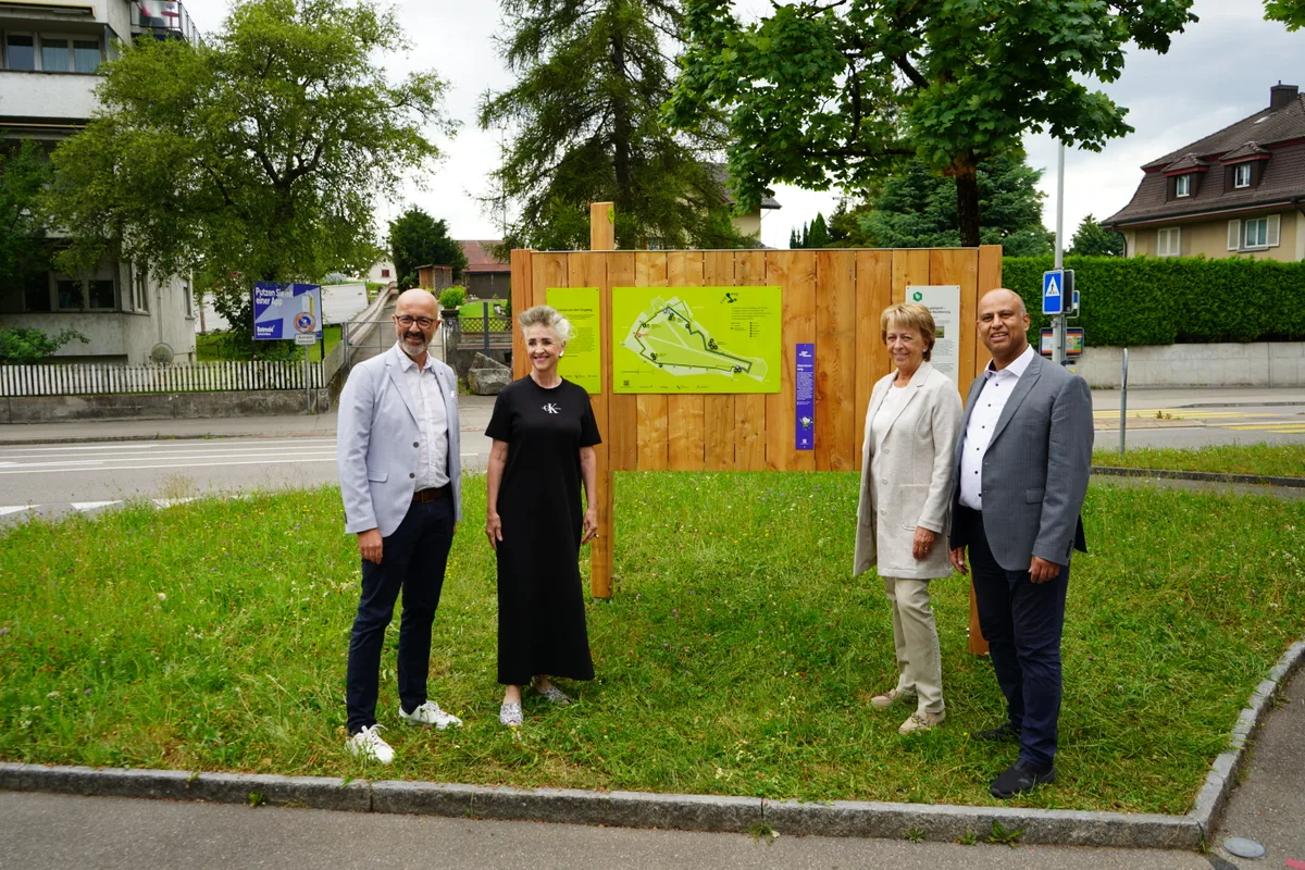 André Ingold, Carmen Walker Späh,  Marlis Dürst und Jean-Philippe Pinto (v.l.) eröffneten den Rundweg vor dem Flugplatz Dübendorf.