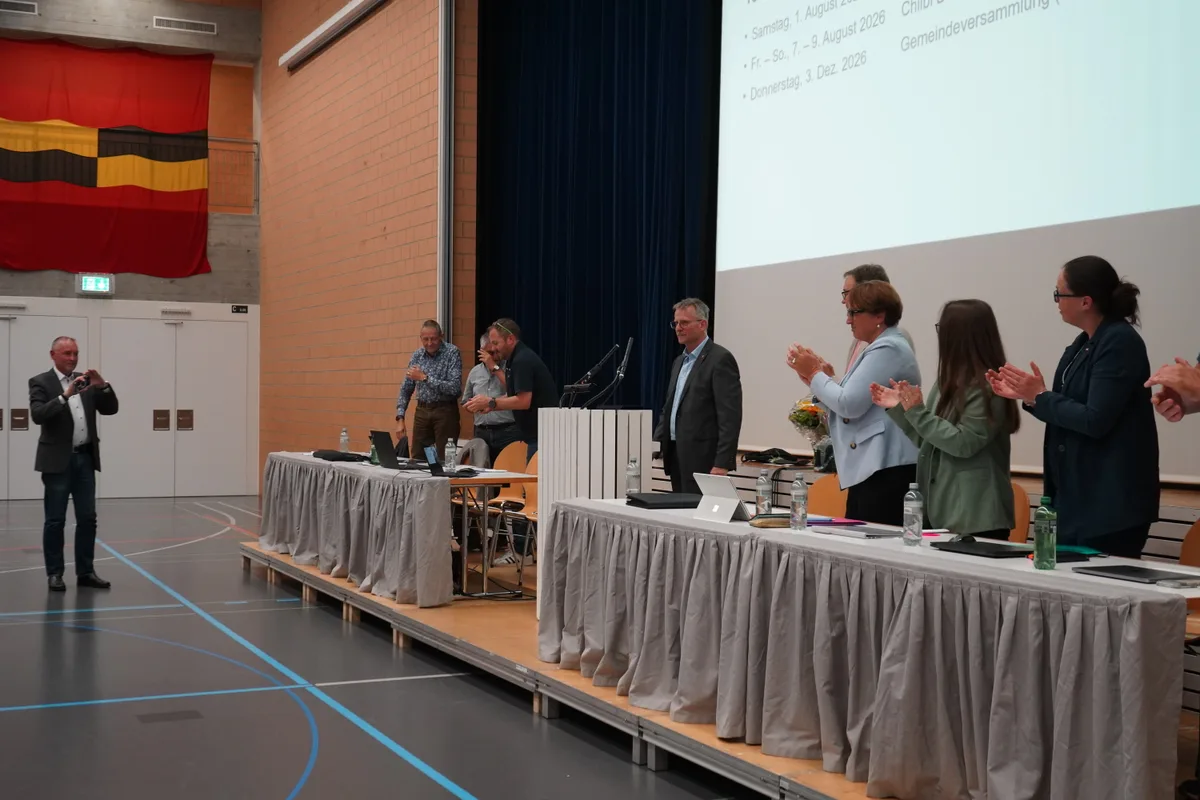 Peter Jäggi erhält im Saal Standing Ovations. 