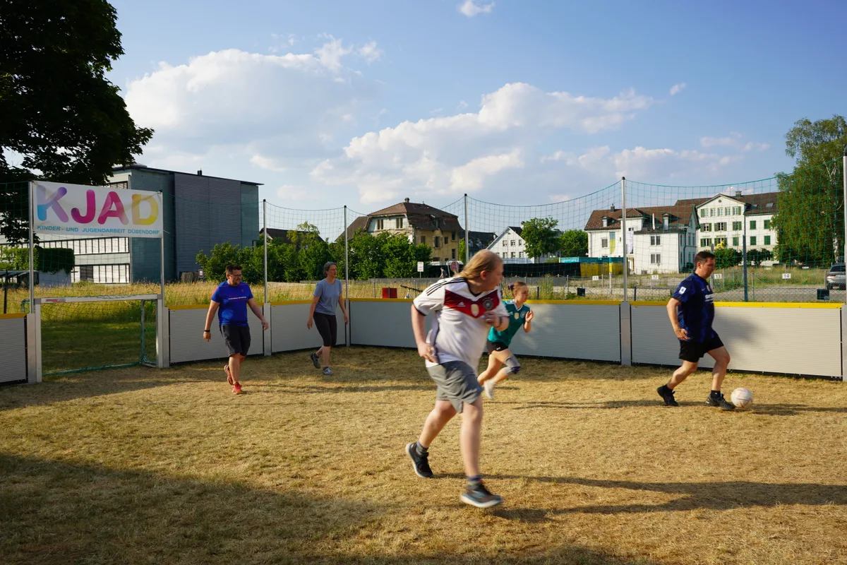 Mehrere Leute spielen zusammen Fussball