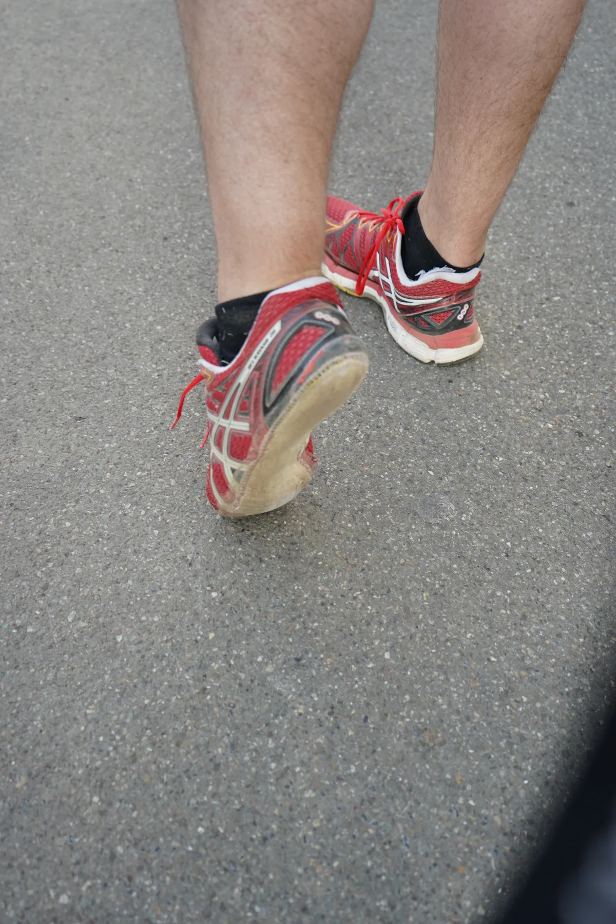 Ein kaputter Schuh eines Mannes