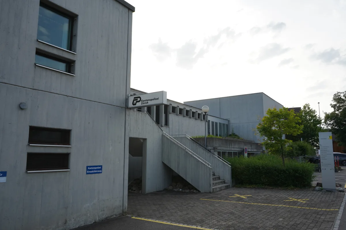 Ein Gebäude mit Treppe und ein Schild, auf dem «Kantonspolizei Zürich» geschrieben steht.