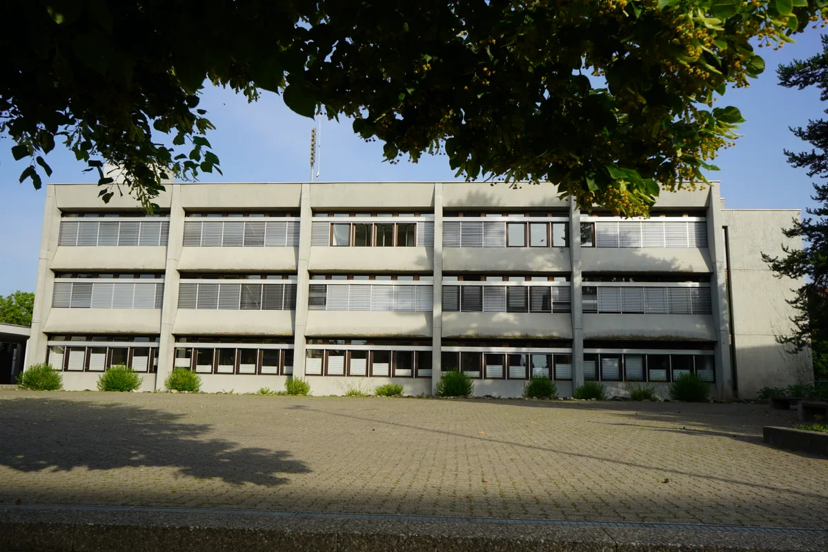 Ein altes Gemeindehaus.