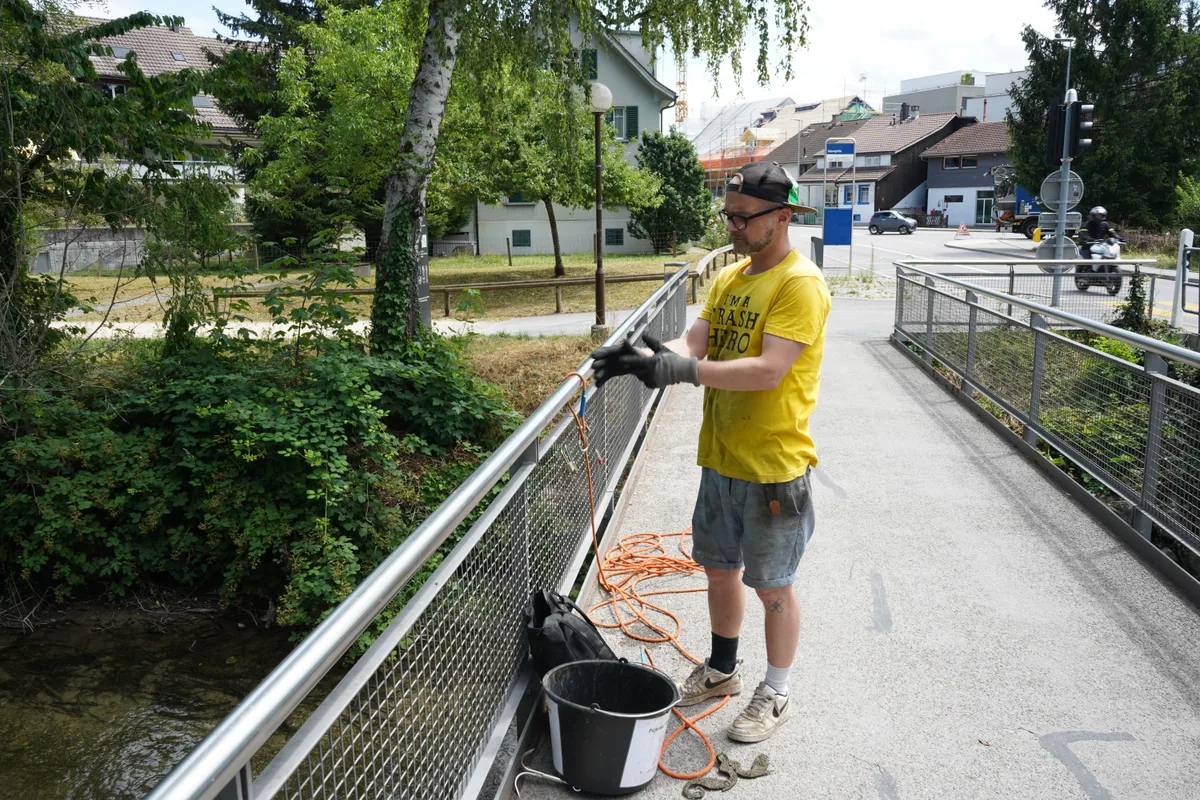 Ein Mann zieht Handschuhe an.
