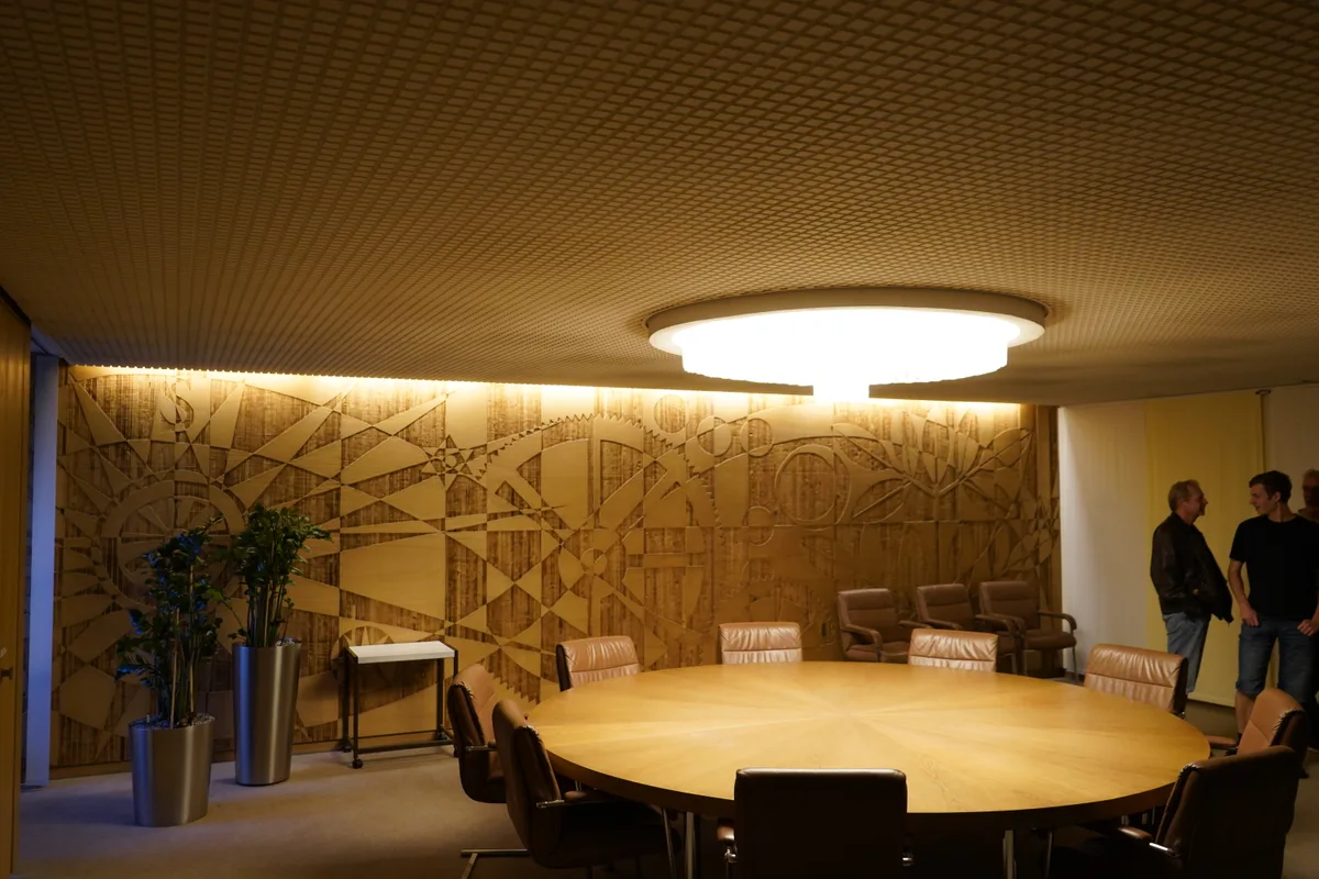 Ein Raum mit viel Holz. 
