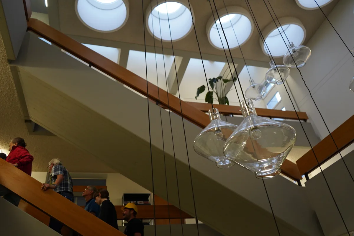 Eine Beleuchtung vor einer Treppe.