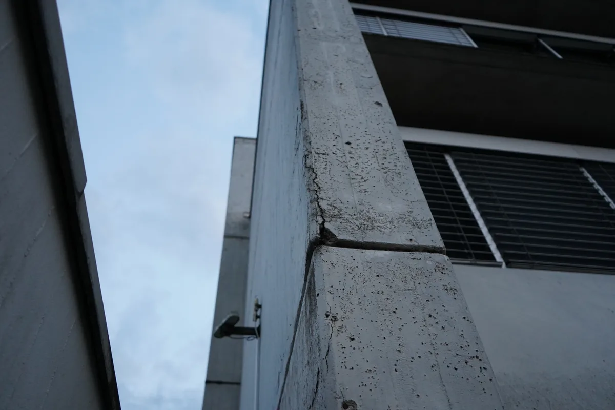 Eine Betonmauer mit Rissen.