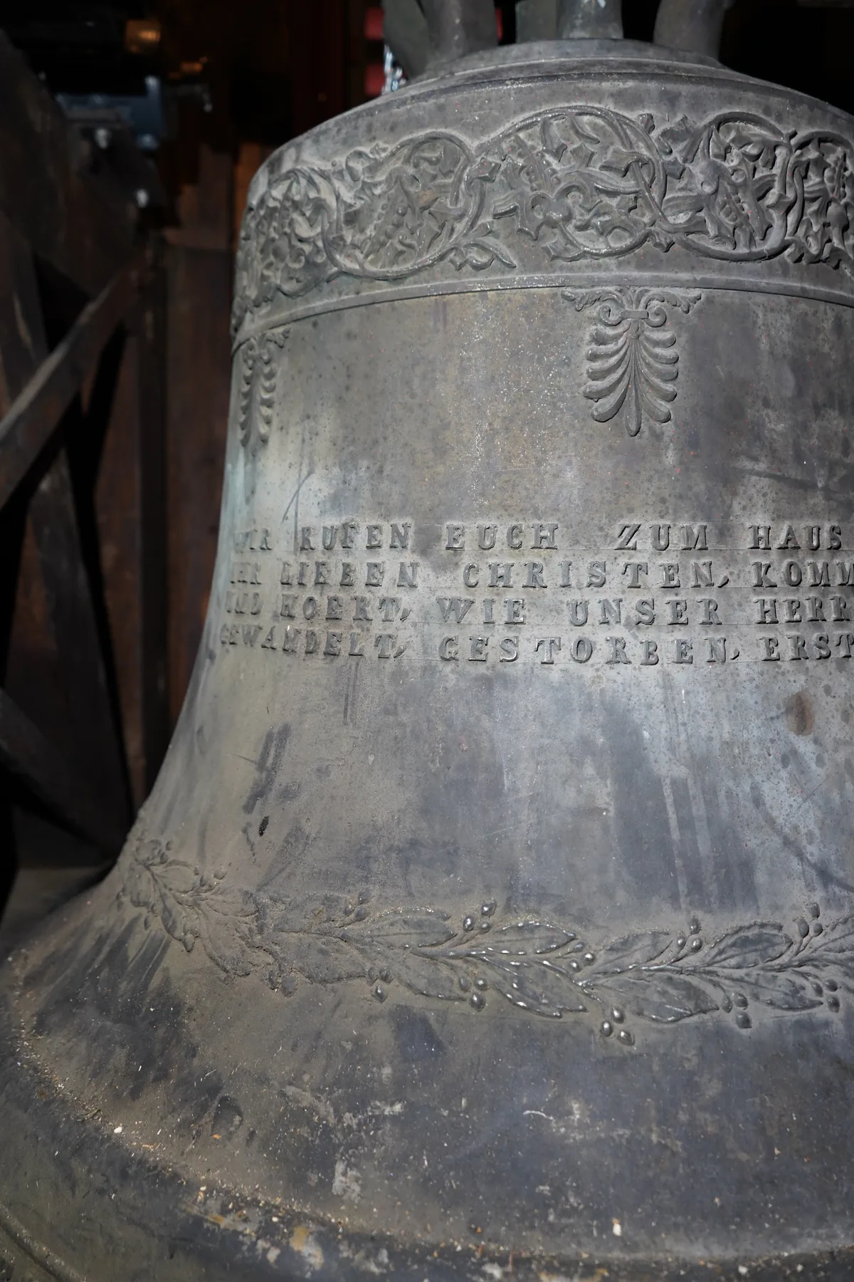 Ein gottesfürchtiger Vers auf einer Glocke.