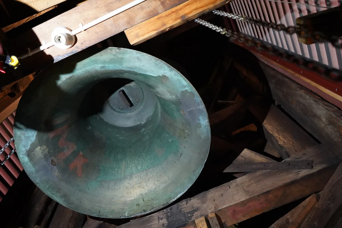 Eine Glocke von unten.
