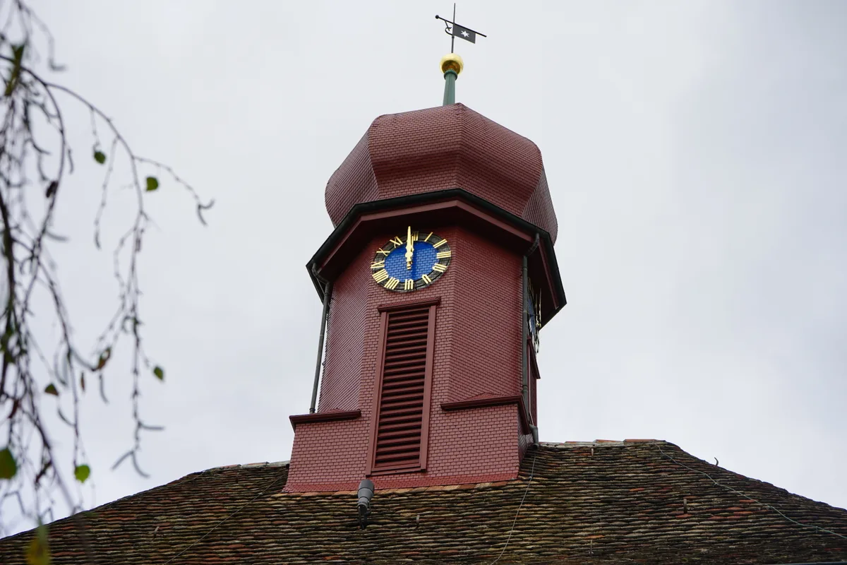 Ein Kirchenturm.