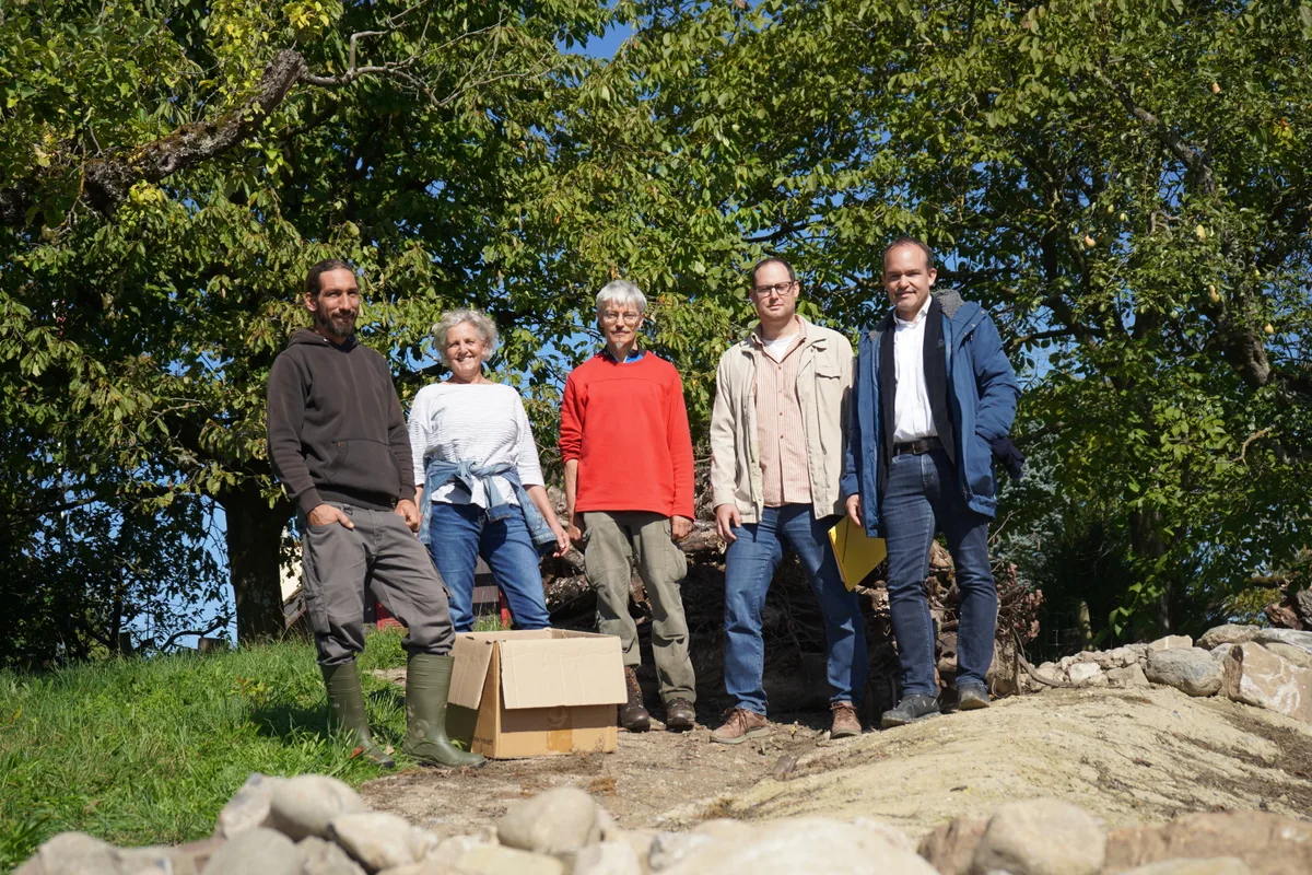 Ein Gruppe von Menschen steht in der Natur. 