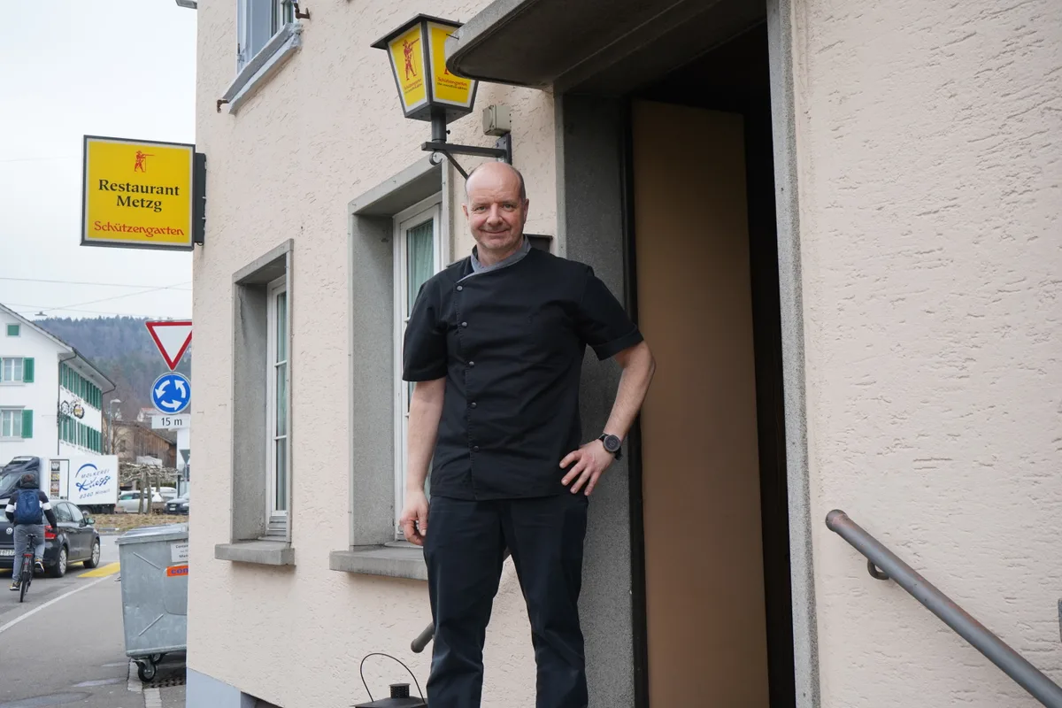 Man sieht einen Mann vor dem Eingang zum Restaurant Metzg.