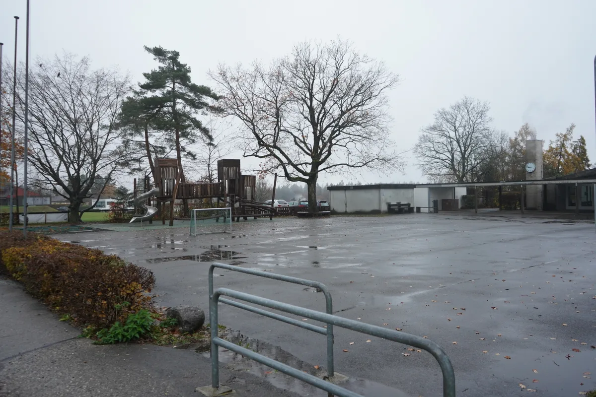 Bilder 04411 bis 04416: Schulhaus Buechwis Benglen, 
alle anderen Schulhaus Bommern in Pfaffhausen bzw. Unterführung Binzstrasse.