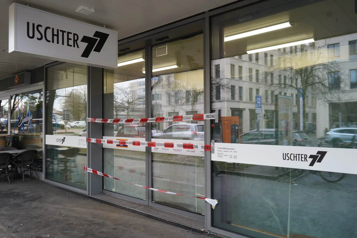 Geschlossene Türen nach der Brandstiftung im Uschter 77 in Uster.