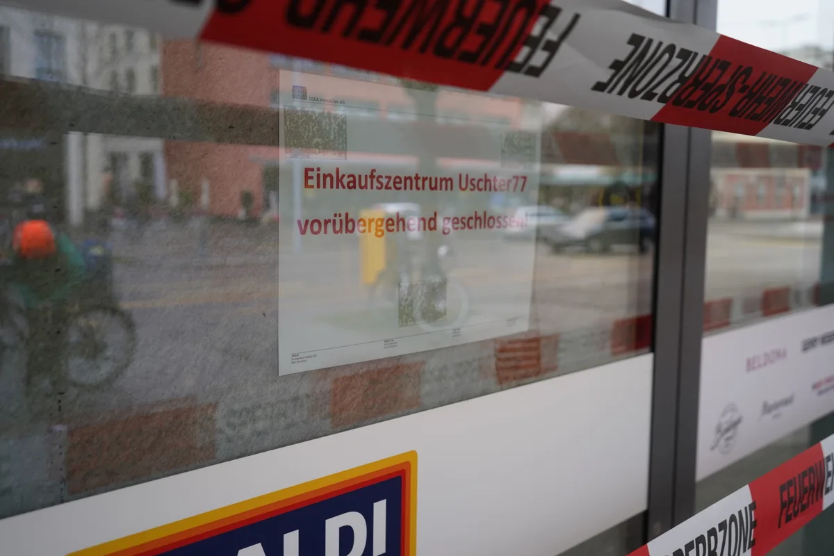 Geschlossene Türen nach der Brandstiftung im Uschter 77 in Uster.