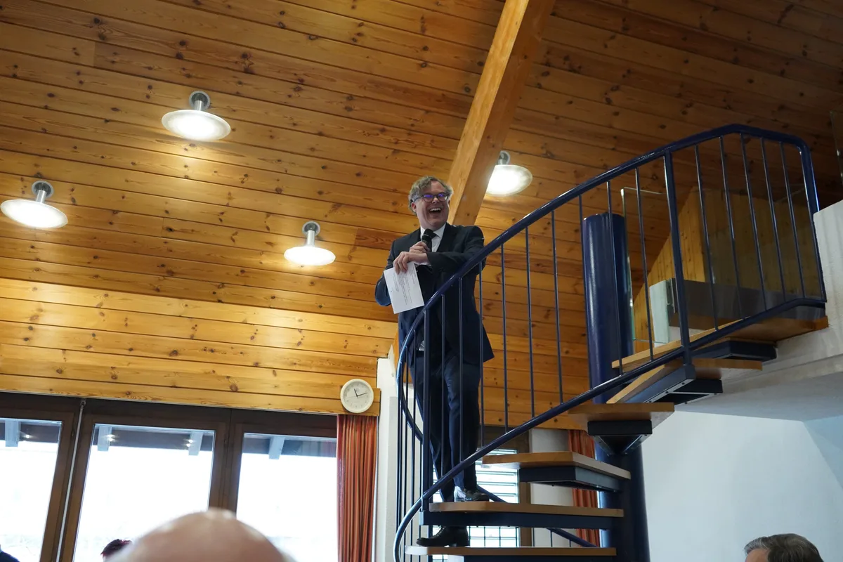 Der Neujahrsapéro im Chimlisaal in Schwerzenbach.  Gemeindepräsident Martin Hermann (FDP) hält eine Rede.