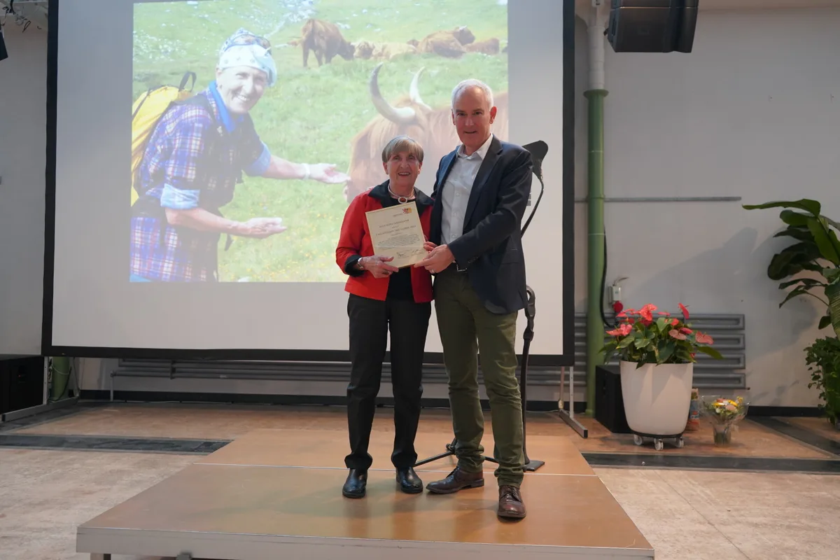 Inge Bors erhält von Gemeindepräsident Tobias Diener die Auszeichnung zur Fällanderin des Jahres überreicht.