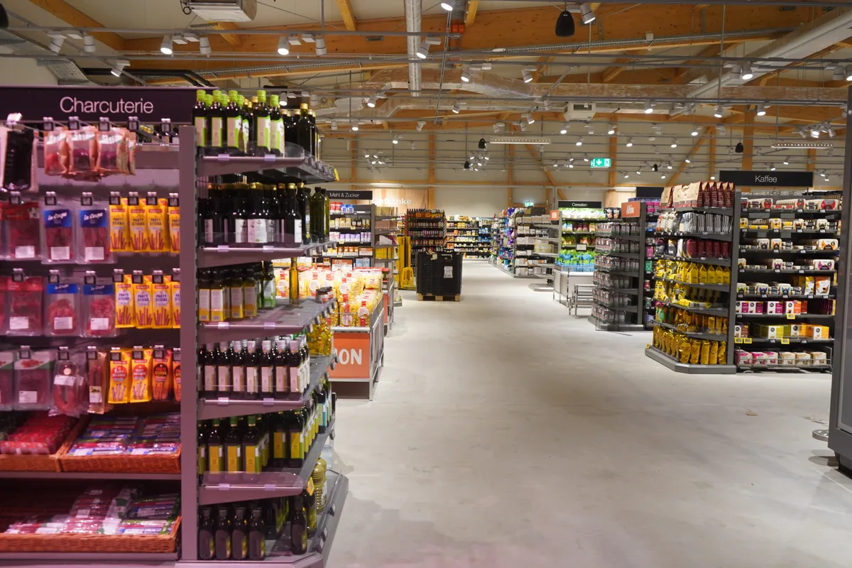 Breite Gänge und tausende Produkte: So sieht die neue Migros-Filiale im Provisorium aus. 