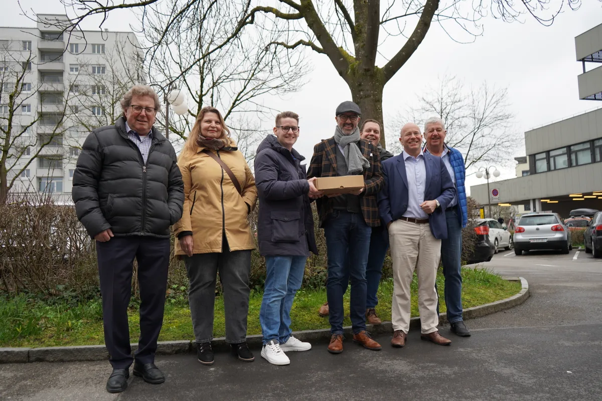 Übergabe der Unterschriften für den Erhalt der Parkfelder auf dem Adlerplatz in Dübendorf: Orlando Wyss, Claudia Günthart, Lukas Schanz, Stadtpräsident André Ingold, Patrick Walder, Roger Gallati, Paul Steiner (v.l.).