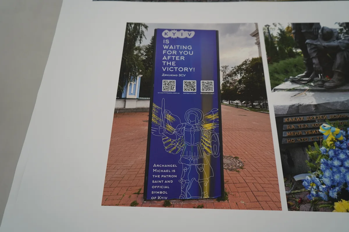 Urs und Gian Walder halten Plakate der Ausstellung hoch.