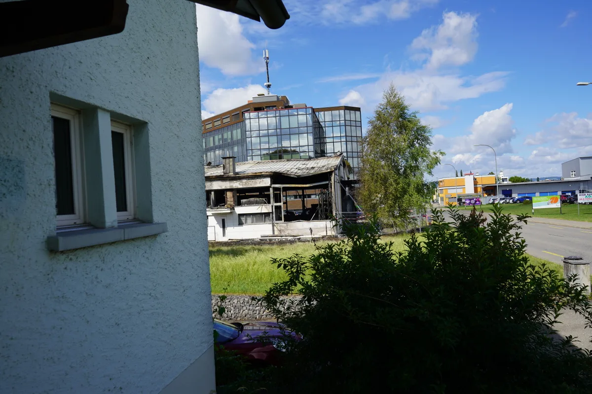 Wohnhaus, dahinter die abgebrannte Autowerkstatt.