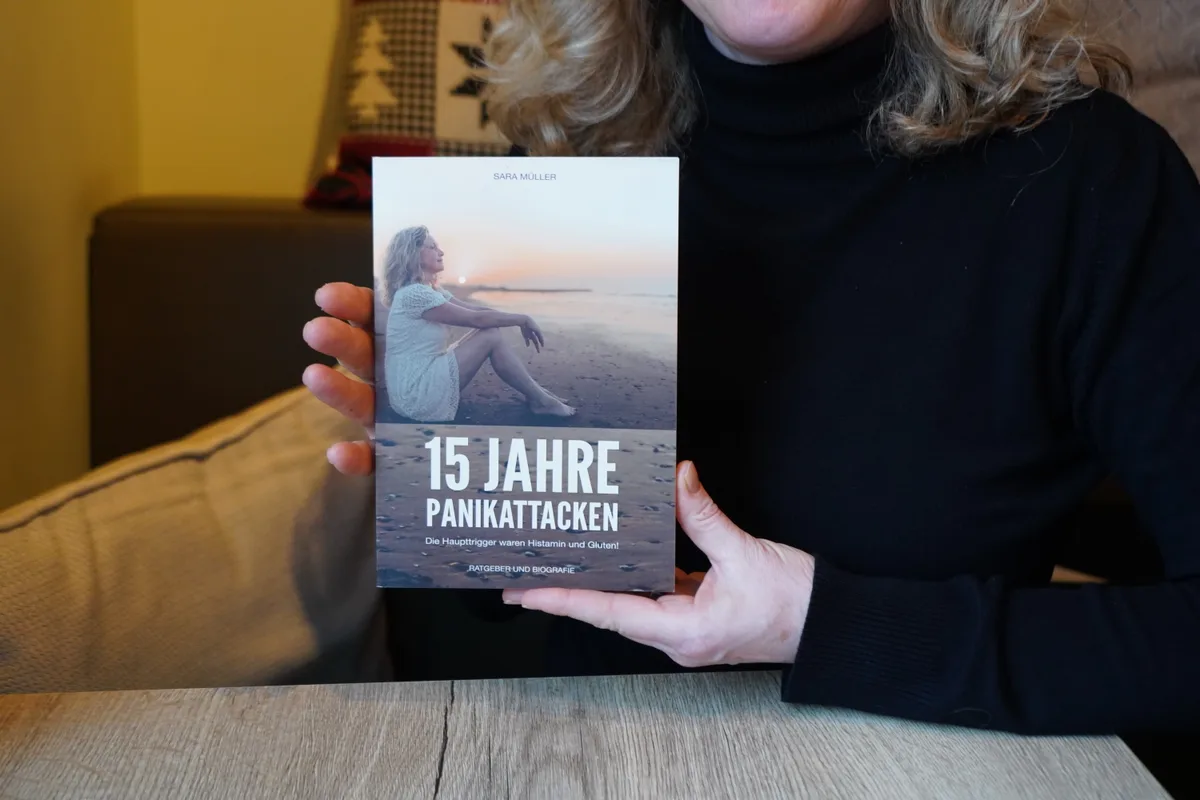 Sara Müller sitzt in einer Bäckerei und trinkt einen Tee.