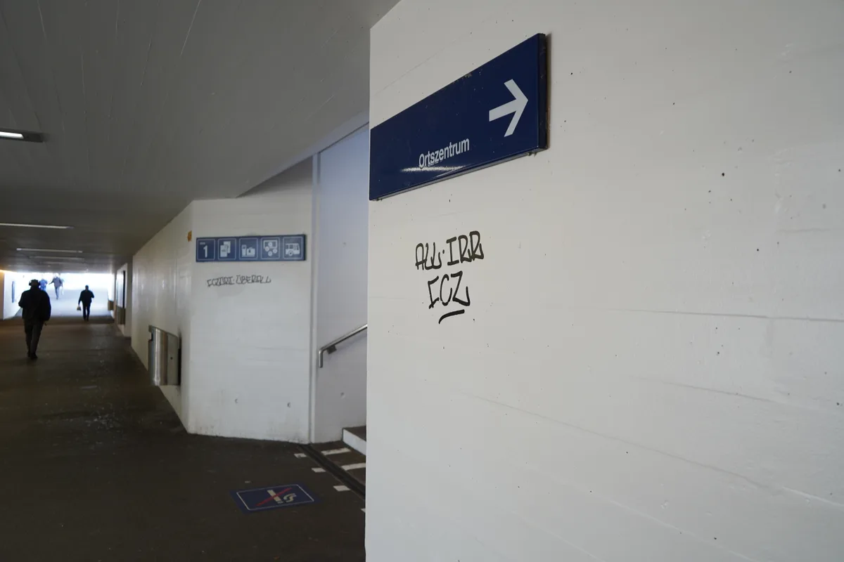 Kaum gestrichen, schon wieder beschmiert: die Wände der Unterführung im Bahnhof Wetzikon.